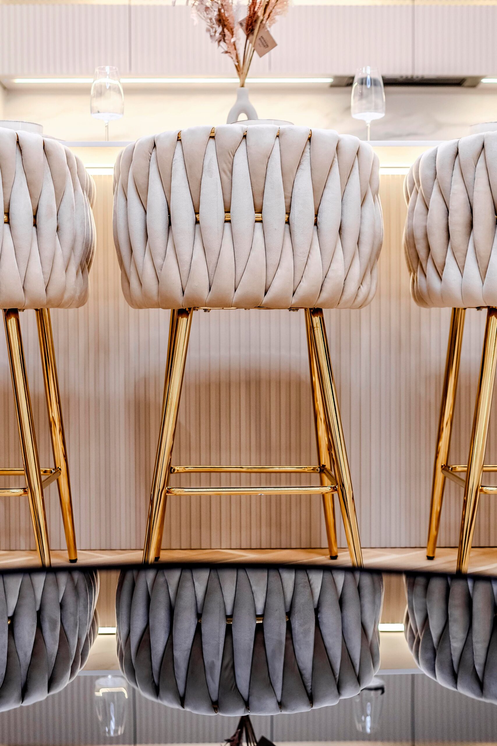 Detale_w_mieszkaniu_o wysokim_standardzie (7) projekt zielona kuchnia z wyspa